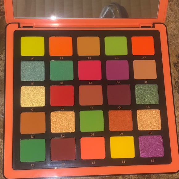 *NEW* ABH NORVINA Vol 3 Vegan Eyeshadow Palette! Rainbow Orange Green Blue - Picture 4 of 10